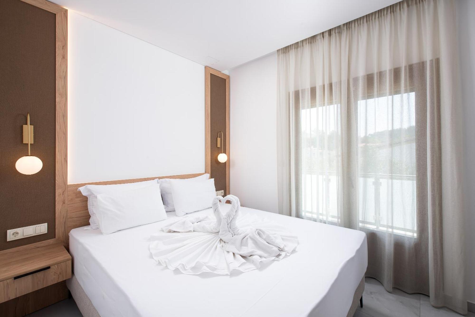 Olivento Beach Front Suites Potos Ngoại thất bức ảnh